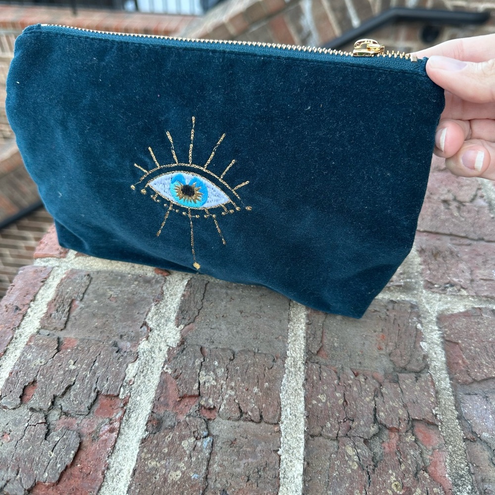 Elizabeth Scarlett, Navy Velvet Eye Embroidered Pouch - Women Bags NWOT - Picture 2 of 4
